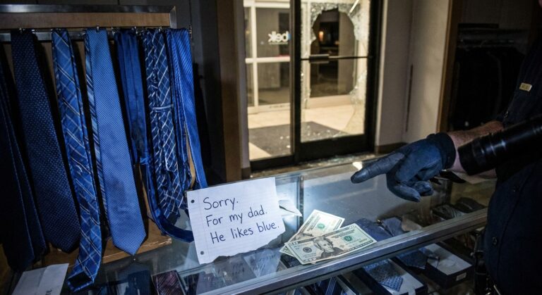 Image for: Man Breaks Into Department Store to Steal Father's Day Tie, Leaves Cash and an Apology Note